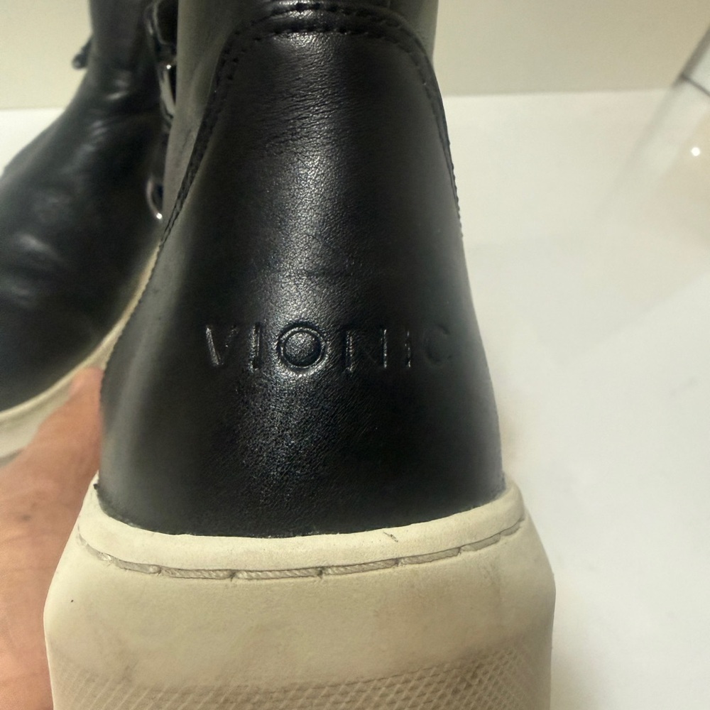 Leather ankle boot sneaker, Vionic
Brinkley Black Leather High-Top Sneakers - Picture 3 of 16